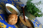 Prostřený stůl s houbovou polévkou z Kotrče kadeřavého