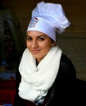 na fotce je hosteska v kuchařské čepici s logem festivalu gastro food fest v Litoměřicích