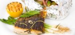 Obrázek kapra připraveného na grilu s bramborou v alobalu, ořřez fotky k článku o grilování sladkovodních ryb na webovem portálu www.gastrovylety.cz