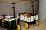na obrázku jsou veselé barevné vozíčky pro děti v galerii Lázně v Liberci