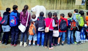 Děti koukající na sochu ledního medvěda v expozici ZOO Liberec