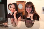 na obrázku dívky zkouší nový audio průvodce v českém jazyce v muzeu hodin v německém Glashuette  nedaleko českých hranic