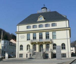 Budova muzea hodin v německém Glashuette 