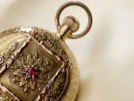 Krásně zdobené pozlacené hodinky v expozici muzea hodin Glashuette 