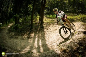 Cyklista na cyklostezce v lesích východní Moravy
