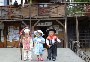 Na obrázku jsou děti, trojčata na akci sras dvojčat a trojčat ve westernovém městečku Šiklův mlýn