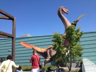 expozice v Libereckém Dinoparku. Na obrázku Therizinosaurus