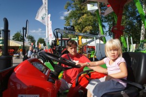 Děti si prohlíží zemědělskou techniku na festivalu Země Živitelka