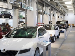 automobili znázorňující historii automobilky a muzeu Škoda auto