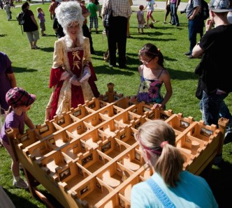 barokny-hry na zámku Pillnitz, děti se snaží rozřešit hlavolam v zámeckém parku