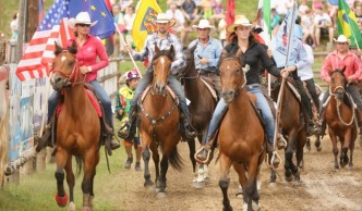 Jezdci na koních při přehlídce na akci rodeo v Šiklově mlýně