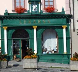 Průčelí barokní lékárny U bílého jednorožce na náměstí míru v Klatovech