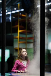 Holčička pozorující umělé tornádo v Brněnském science centru VIDA