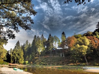 Pohled na areál Bečovská botanická zahrada s podzimní krajinou