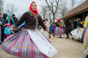 Dívka v lidovém kroji na akci Masopust v pražské ZOO